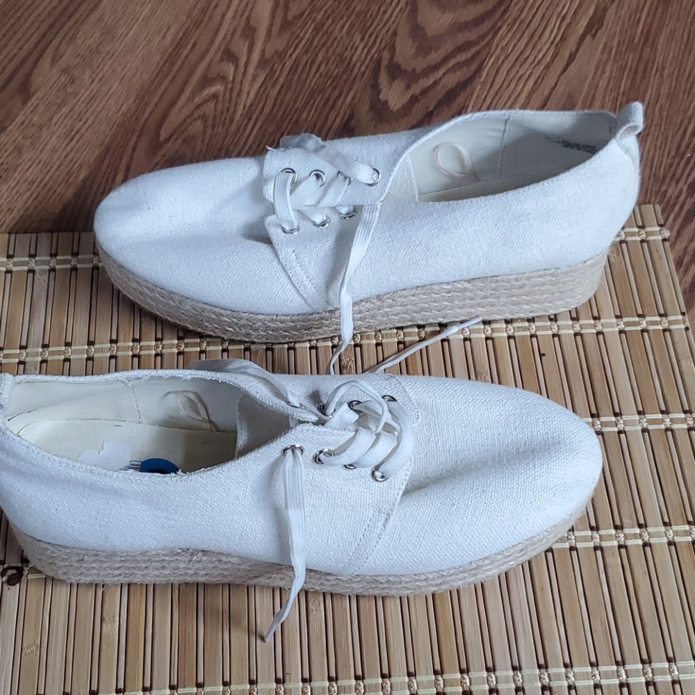 Nicole size 10 beige canvas